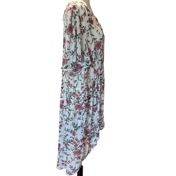 Torrid white floral high low top size 2 - Picture 3 of 4